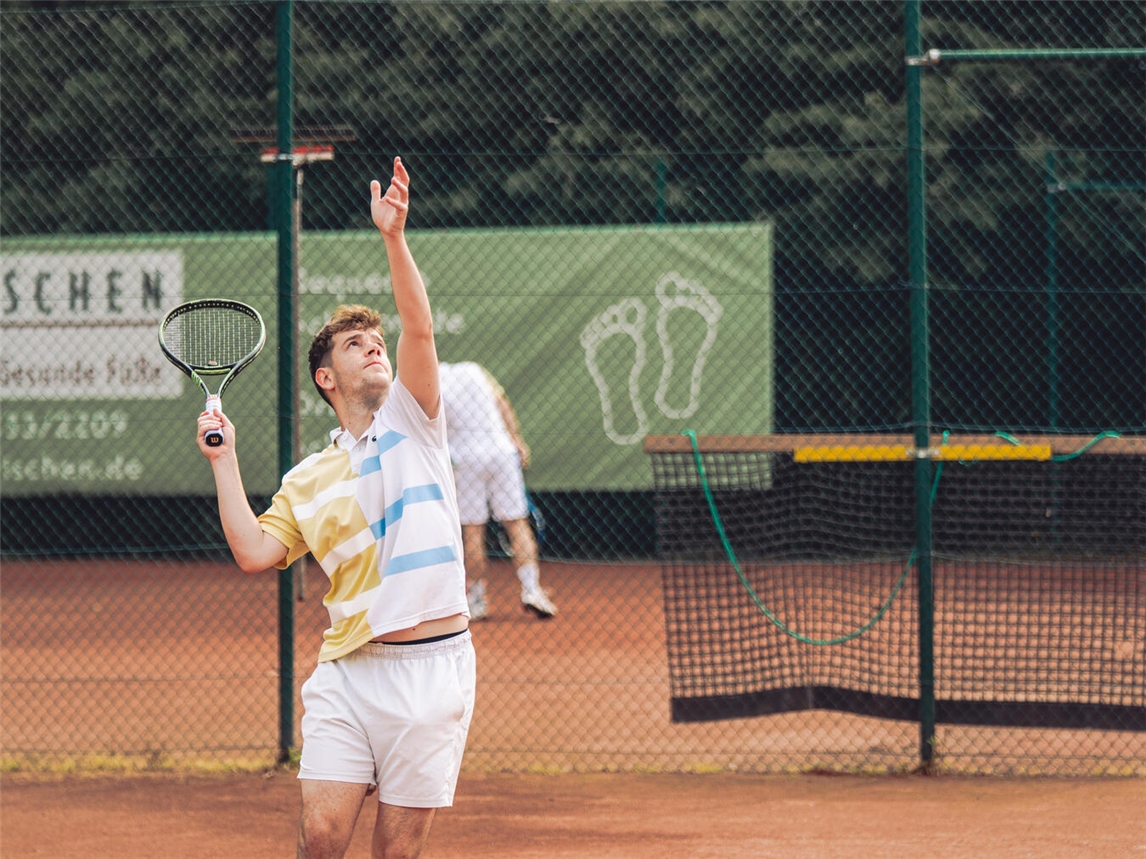 "Max Brusius vom KTC Kerken beim Tennisspiel, aufgenommen von stray.view Photography"
