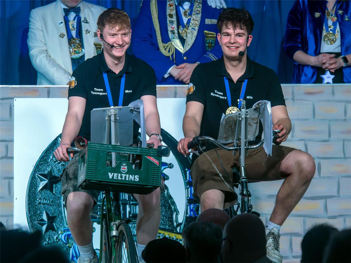 Max Hoolmans und Nils Bodden radelten in ihrer Bütt vom Parookaville-Festival heim. NN-Foto: Gerhard Seybert