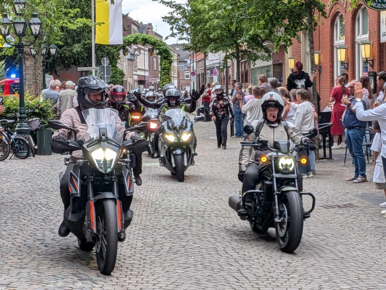 "Über 1000 Biker auf Kapellenplatz bei Motorrad-Wallfahrt 2026, Gerhard Seybert"