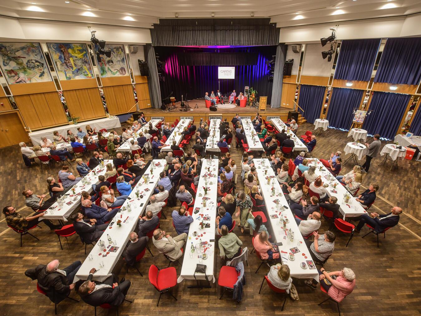 Brücken bauen, fröhlich
und freundlich sein Mehr als 170 Gäste aus Politik, Verwaltung und sozialen Einrichtungen waren der Einladung zum Caritas-Jahresempfang gefolgt. Foto: Markus van Offern/Caritasverband Kleve