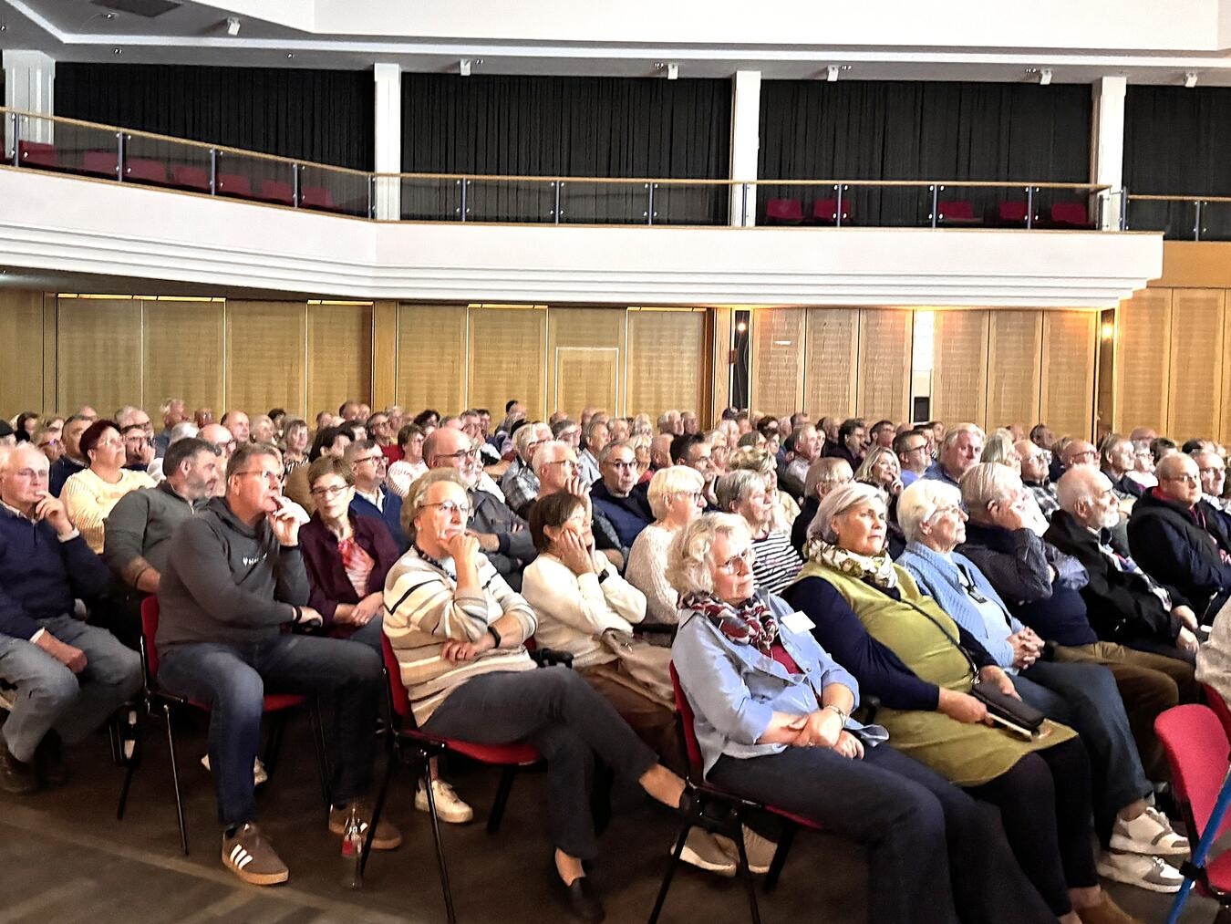 "Über 170 Gäste lauschen Vorträgen über historische Reeser Betriebe im Bürgerhaus, wie Jasba, Dobbelmann und Oldenkott."