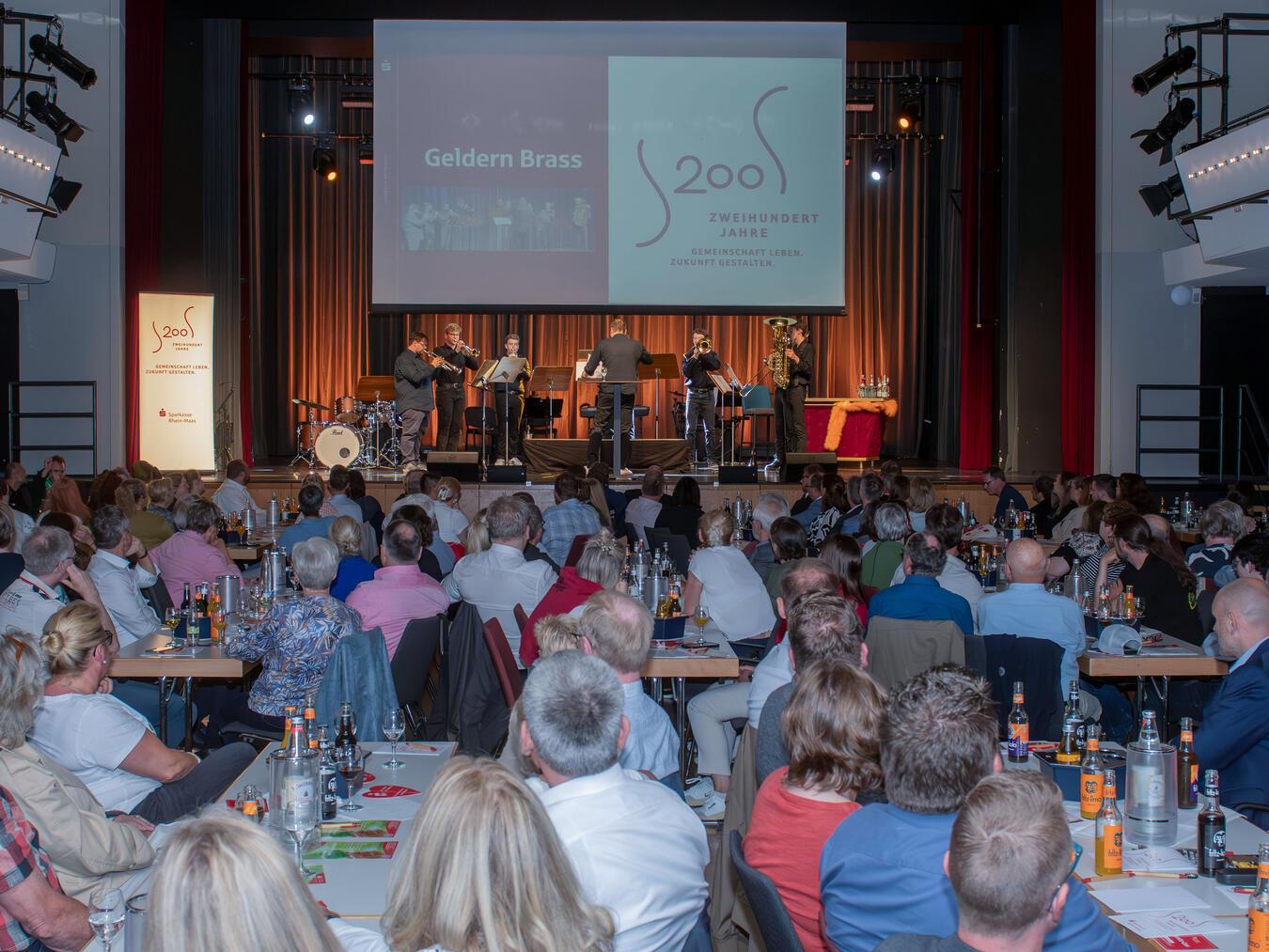 Mehr als 200 Gäste versammelten sich anlässlich des 200. Geburtstages der Sparkasse Rhein-Maas im Kevelaerer Konzert- und Bühnenhaus. NN-Fotos: Gerhard Seybert