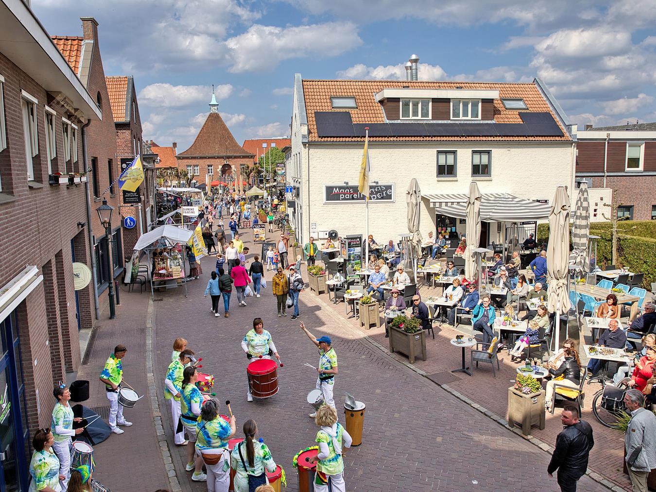 Mehr als 250 Marktstände schlängeln sich durch die Straßen und Gassen von Arcen.