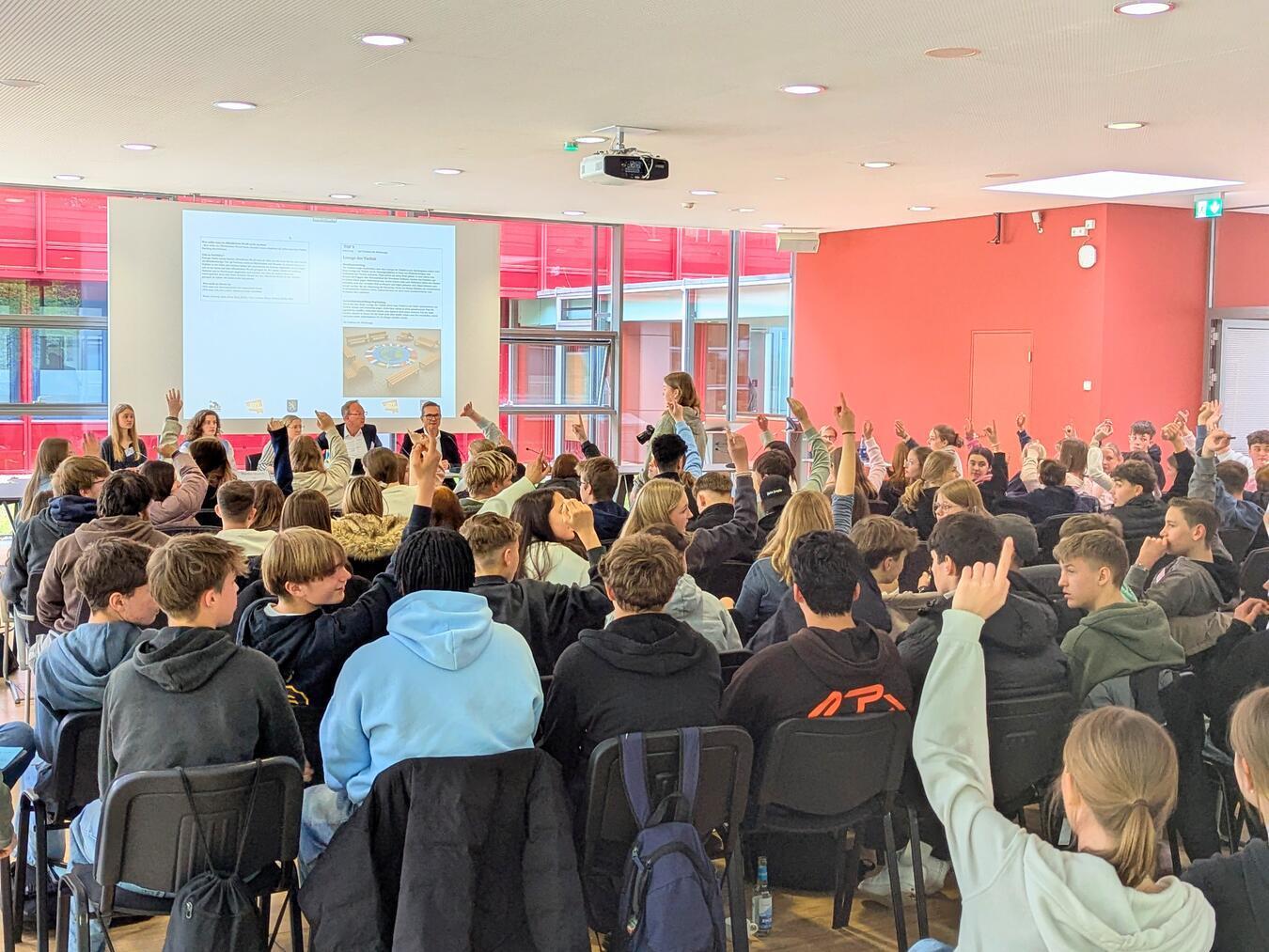 Mehr als 50 Schüler stimmen in der Ratssitzung im Bürgerforum für eine „Lounge der Vielfalt“ NN-Foto: J. Kurschatke