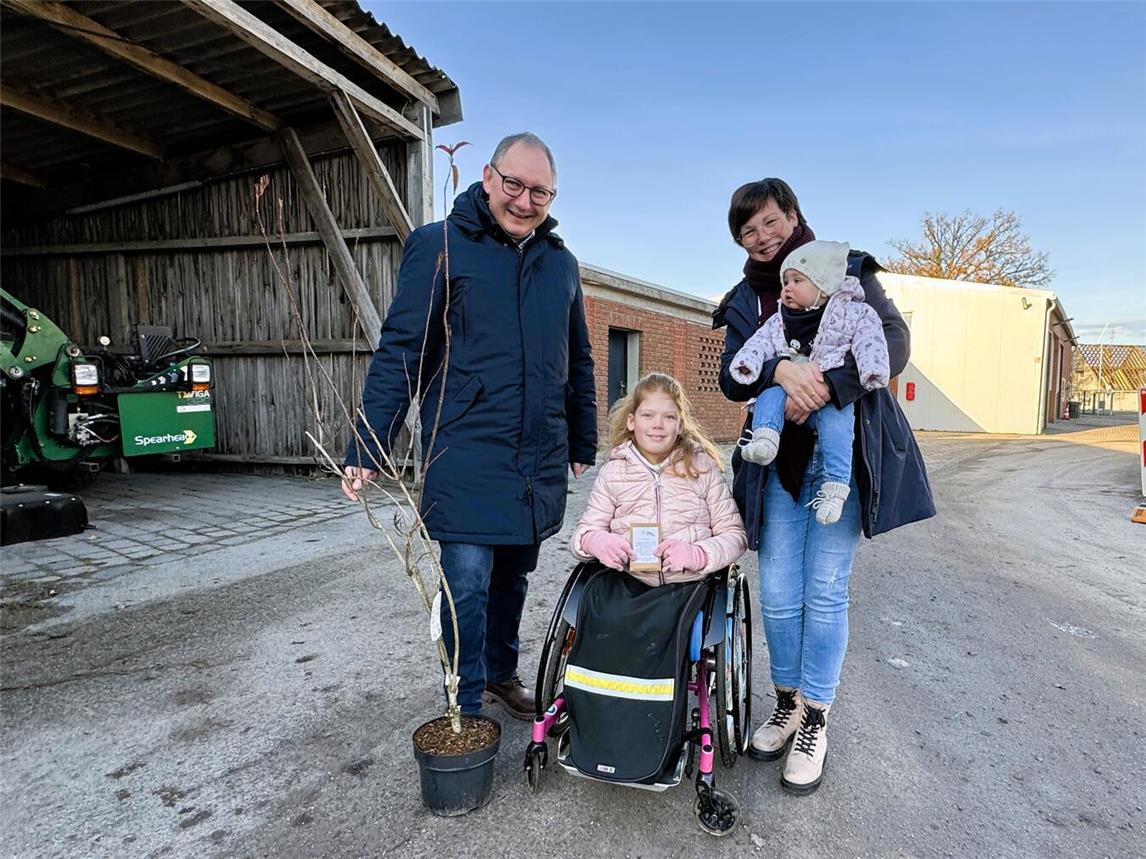 Mehr als 60 Familien nahmen das Geburtenbaum-Angebot der Stadt Rees jetzt wahr: (v. li.) Bürgermeister Sebastian Hense und Familie Kurzinski mi Mara, Katharina und Loni. Foto: Stadt Rees