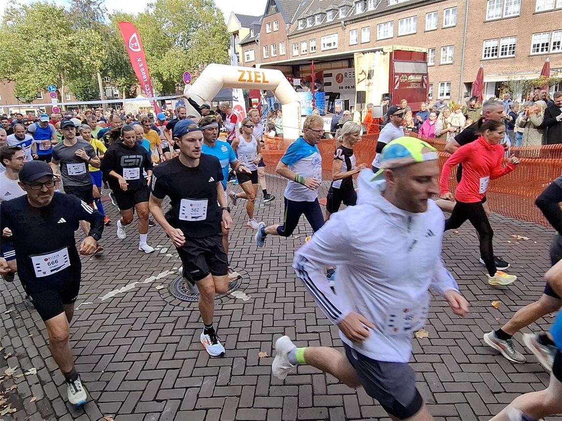 Mehr als 80 Läufer waren bei der Premiere des Rheinlaufs in Rees dabei. Foto: TV Rees