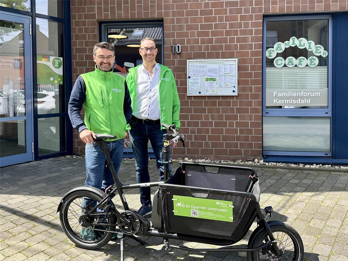 Mehr Mobilität mit dem neue Quartierslastenrad in der Klever Unterstadt. SOS-Quartiersmanager Michael Gesikiewicz (l.) und Bereichsleiter Detmar Pommering freuen sich auf die ersten Buchungen. Foto: SOS-Kinderdorf Niederrhein / Katrin Wißen