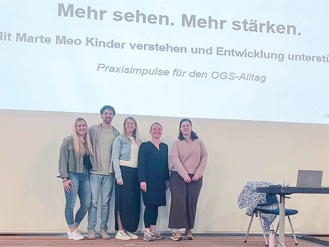 Alt-Tag: Pädagogische Fachkräfte diskutieren Marte Meo Methode beim Fachtag im Gocher Kastell, Kreis Kleve.
