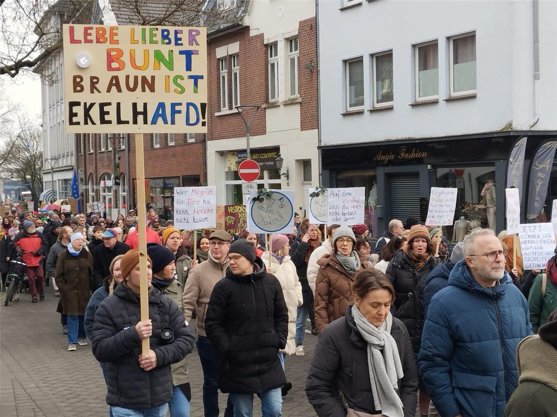 Mehrere Tausend Menschen haben in Kleve für ein friedliches Miteinander, für Toleranz und Menschenrechte und für Demokratie demonstriert. Foto: Christel Winkels