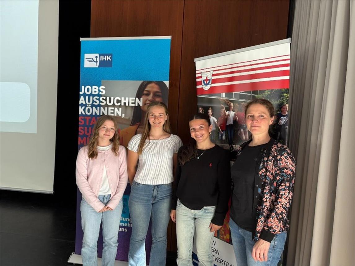 Meike Komatowsky mit den LFS-Schülerinnen Marie, Luise und Elina. Foto: C. Reckmann