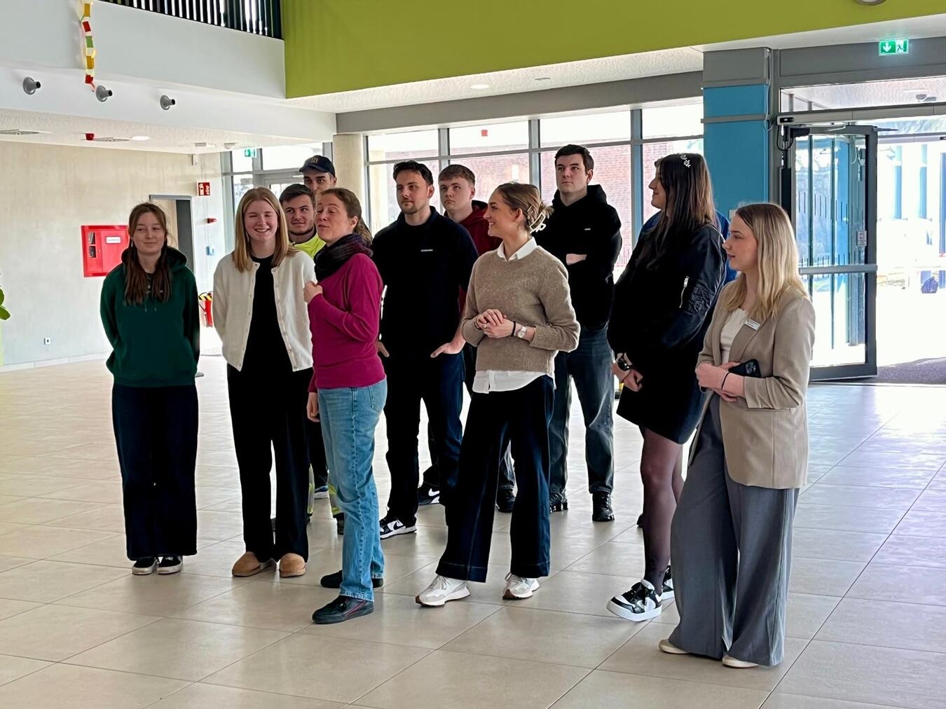 Meike Komatowsky (vorne) von der Niederrheinischen IHK und die Ausbildungsbotschafter wollten motivieren und Mut machen.