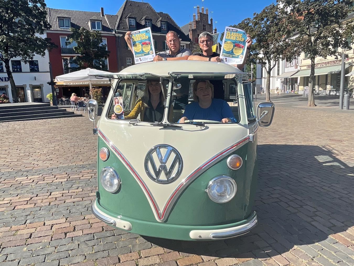 Melanie Mehre, Daniel Reis, Heiko Heindorf und Nicola Lümmen (v.l.) freuen sich auf viele schöne Oldtimer auf dem Xantener Marktplatz. NN-Foto: SP