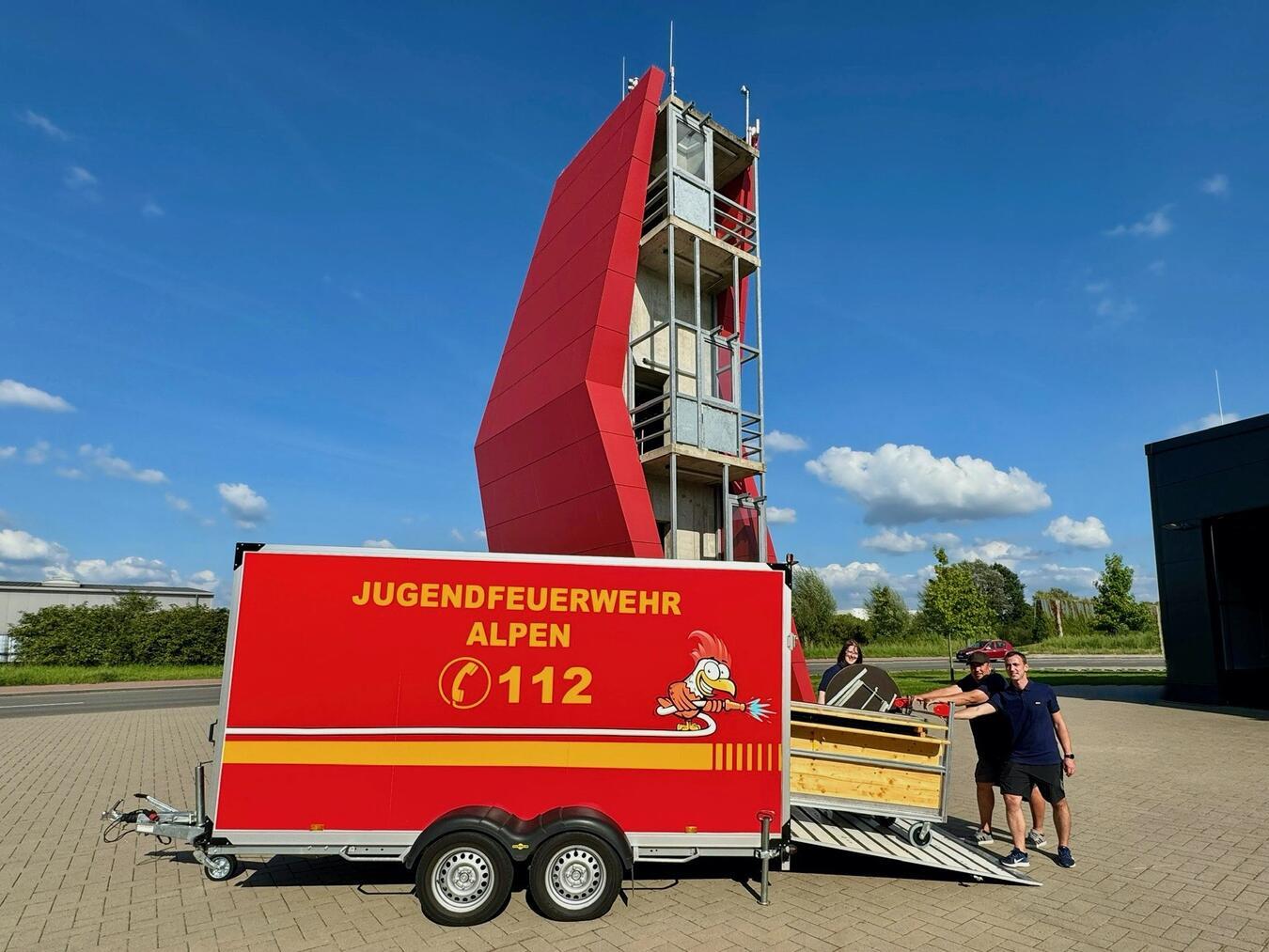 Melissa Bühren, Lars Frenck und Dirk Susen vom Betreuerteam der Jugendfeuerwehr Alpen bei den Vorbereitungen des Kreiszeltlagers 2024. Foto: Feuerwehr Alpen