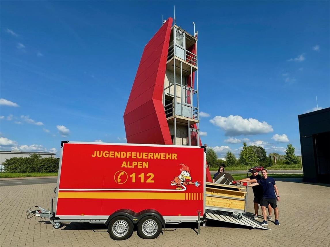 Melissa Bühren, Lars Frenck und Dirk Susen vom Betreuerteam der Jugendfeuerwehr Alpen bei den Vorbereitungen des Kreiszeltlagers 2024. Foto: Feuerwehr Alpen