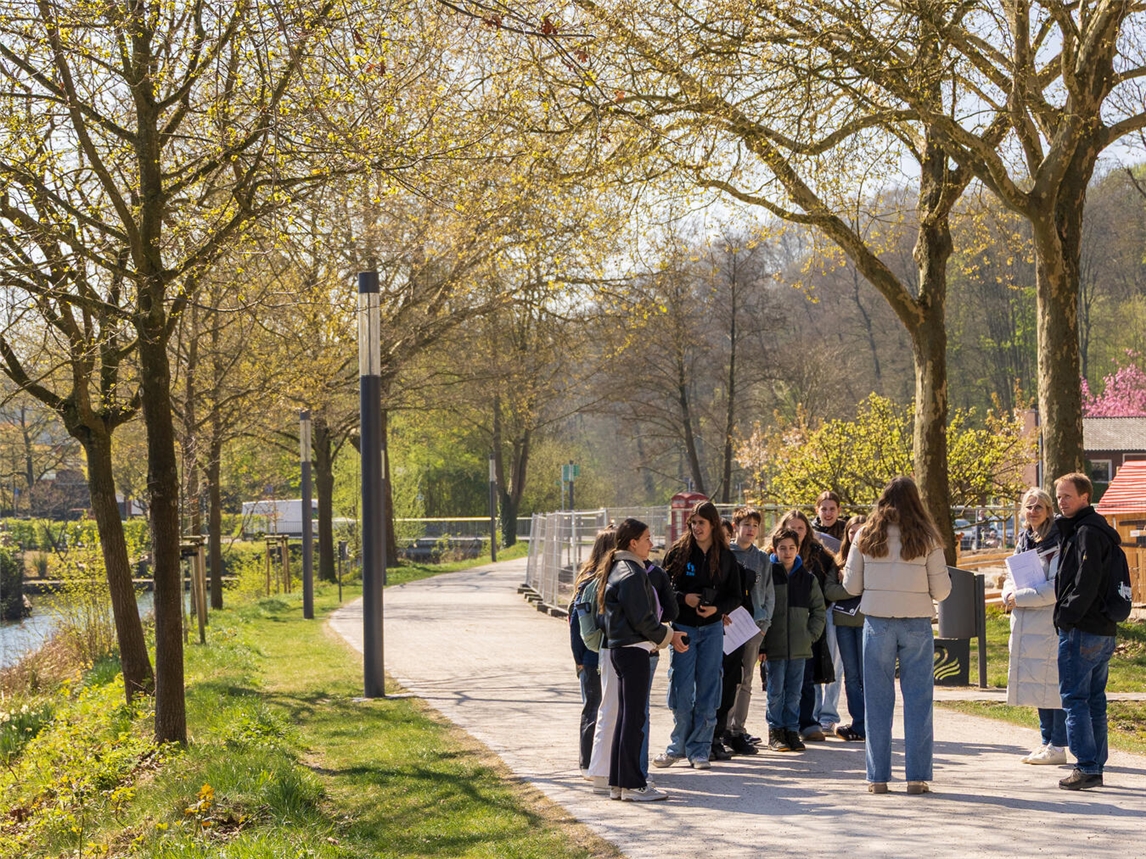 Merle Gemke beim Klimaspaziergang mit Schülern des Stein-Gymnasiums im April. Foto: Stadt Kleve