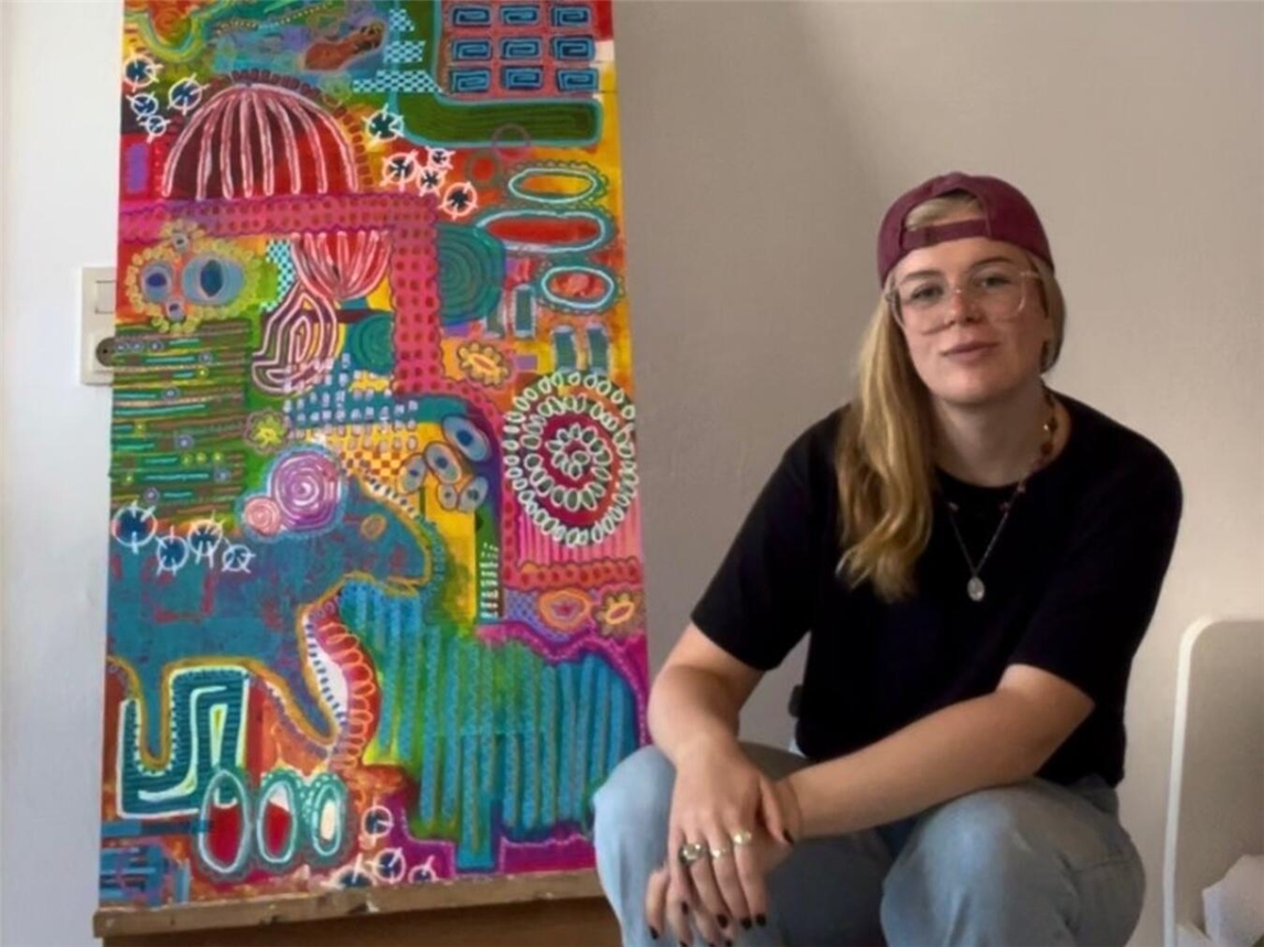 Mette Gülich neben einem ihrer Kunstwerke.