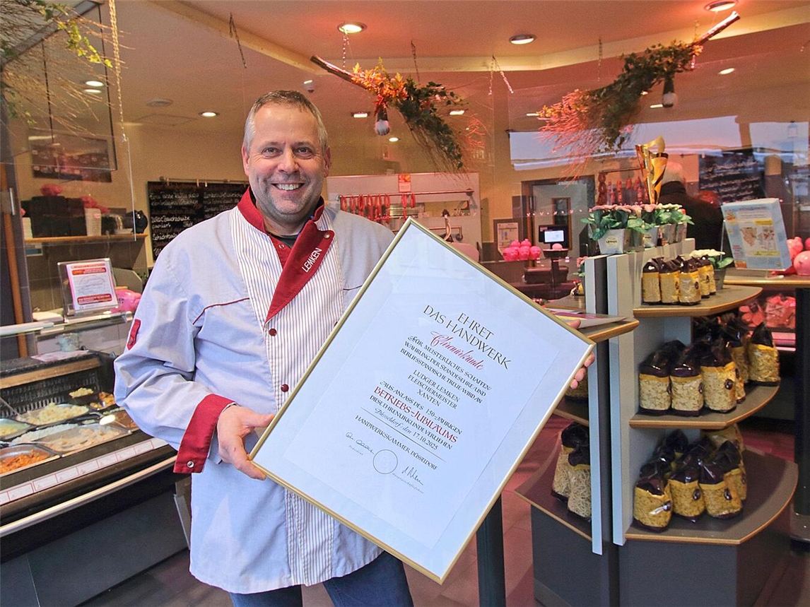 Metzgermeister und Firmenchef Ludger Lemken mit der Ehrenurkunde, die ihm anlässlich des 150-jährigen Betriebs-Jubiläums von der Handwerkskammer verliehen wurde. NN-Fotos: (3): Theo Leie