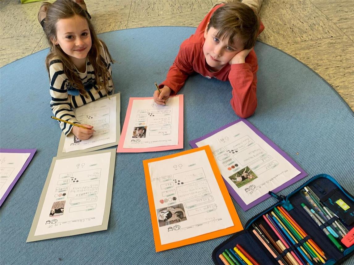 Mia und Luca bereiten die Steckbriefe der Tiere im Tierheim vor. Foto: St.-Michael-Schule