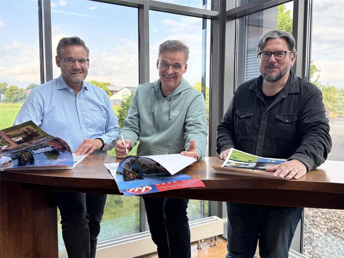 Michael Arts-Meulenkamp (Vorsitzender des VVV, l.) und Michael Scholten (stellvertretender Vorsitzender) besprechen mit Fotograf Axel Breuer die VVV-Kalender der letzten Jahre. Foto: VVV/Dirk Kleinwegen