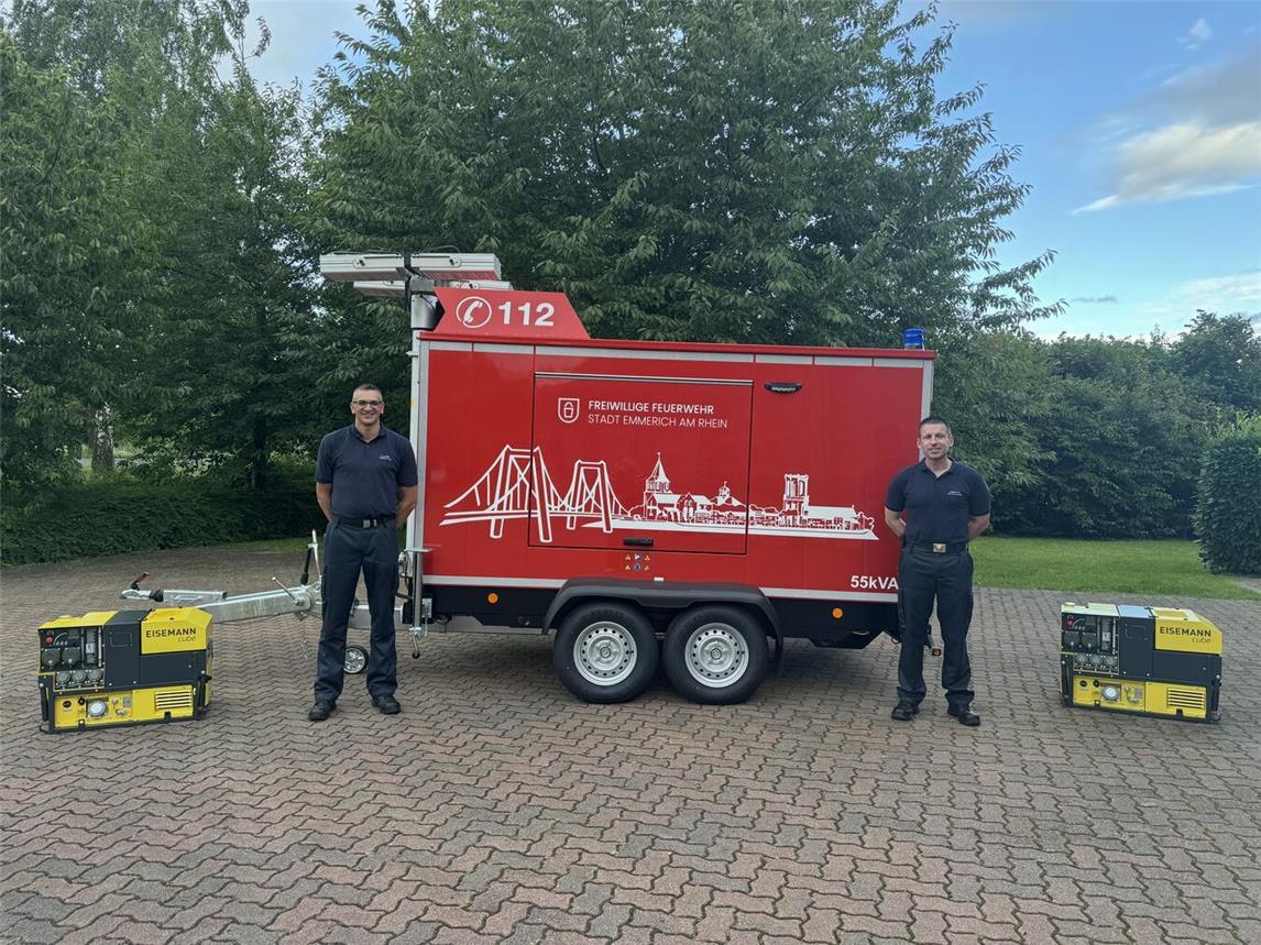 Michael Basten und Christian Knorr von der Emmericher Feuerwehr (v. l.) mit dem mobilen sowie zwei tragbaren Stromerzeugern. Foto: Stadt Emmerich