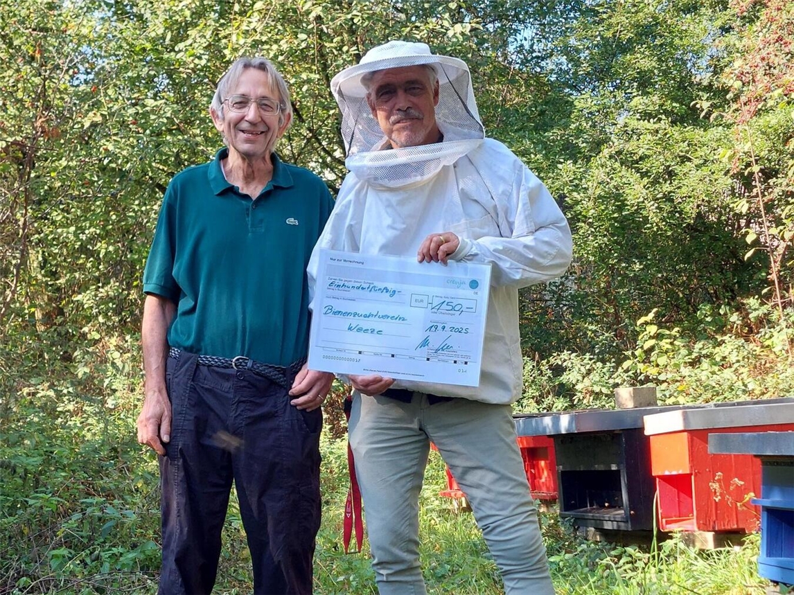Michael Cornelissen (l.) überreichte einen Scheck über 150 Euro an Dr. Bernhard Goossens. Foto: privat