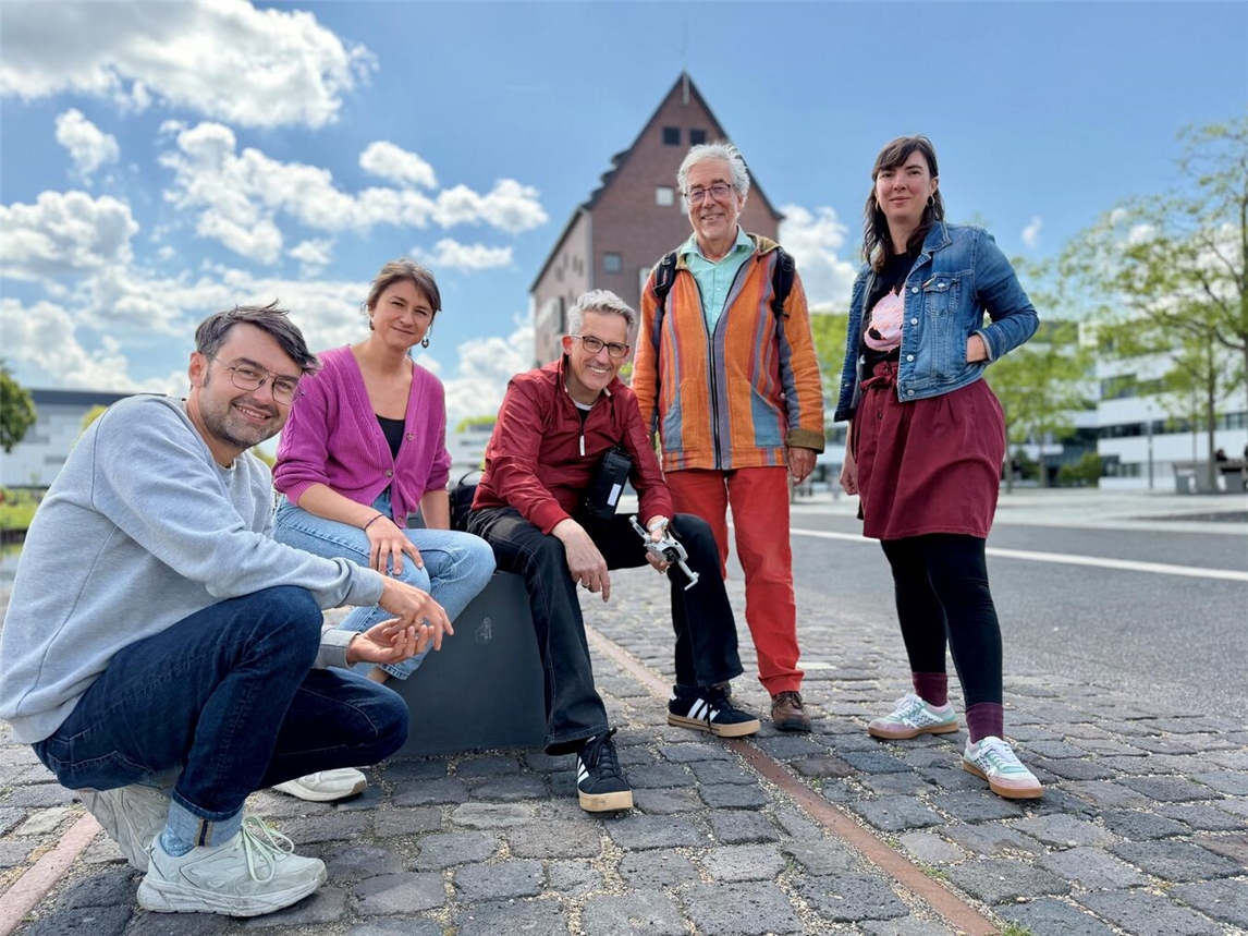 Michael Gesikiewicz, Olga Diederen, Markus van Offern, Thomas Ruffmann und Josee Hünnekes bei der Fotoaktion auf dem Campus der Hochschule Rhein-Waal.