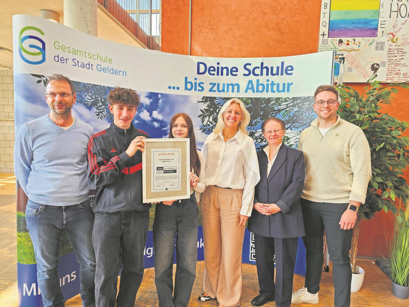 Ein klares „Nein“ zu Rassismus Michael Käseberg (l., Kommunales Integrationszentrum des Kreises Kleve) überreichte das Zertifikat feierlich. Mit dabei: Rohan (9a), Julia (9a), Schulleiterin Tanja Rathmer-Naundorf, Projektpatin Ulrike Michel (SPD) und Lehrer Philipp Arians. NN-Fotos (2): Thomas Langer