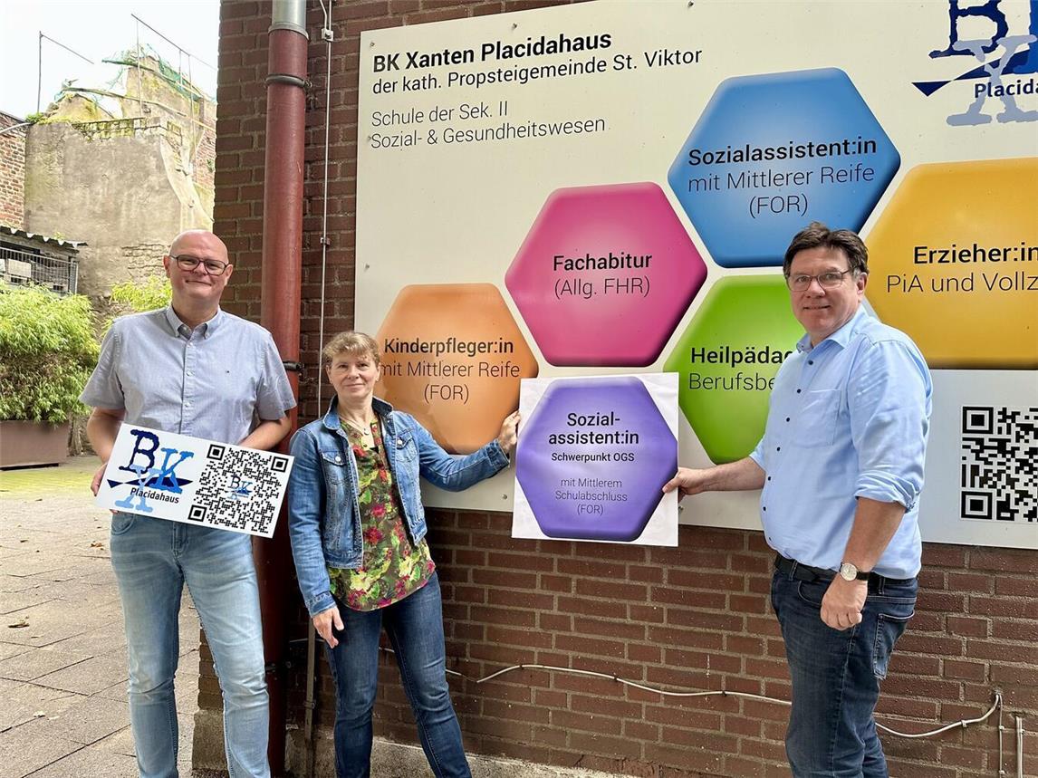 Michael Lammers, Tanja Rose und Schulleiter Thorsten Funke werben für den neuen Bildungsgang am Berufskolleg in Xanten. NN-Foto: SP