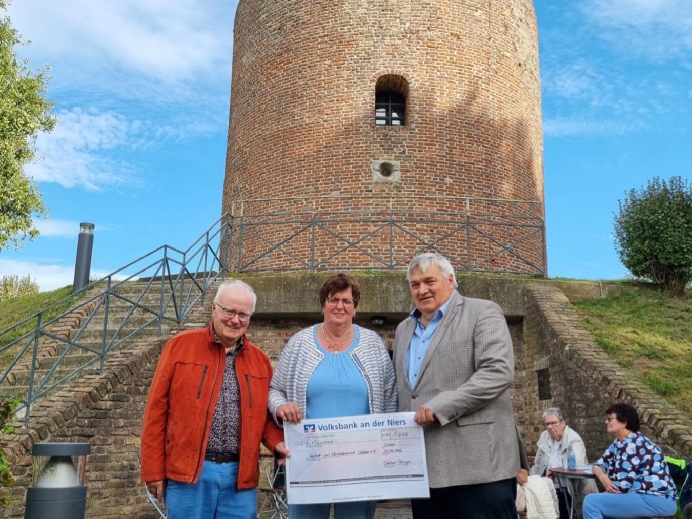 Michael Lehmann, Gertrud Püttgen und Hans-Dieter Kahrl vor der Hohen Mühle in Uedem, Heimat- und Verkehrsverein.