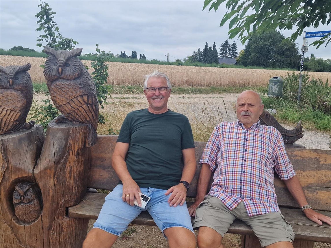 "Michael Momper und Hans Kreutzer lächeln bei Wanderfreunde Nieukerk Tour"