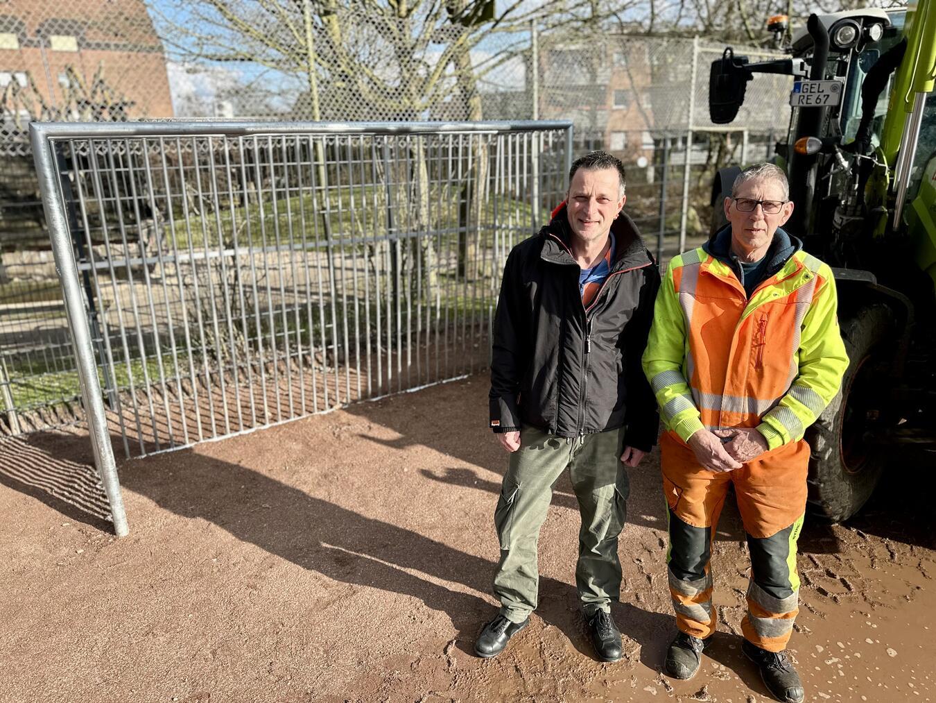 Michael Panis (l.,Team Grünflächen und Friedhöfe) und Herbert Janßen von der Stadtgärtnerei am Bolzplatz an der Vernumer Straße. Foto: Stadt Geldern/Terhorst