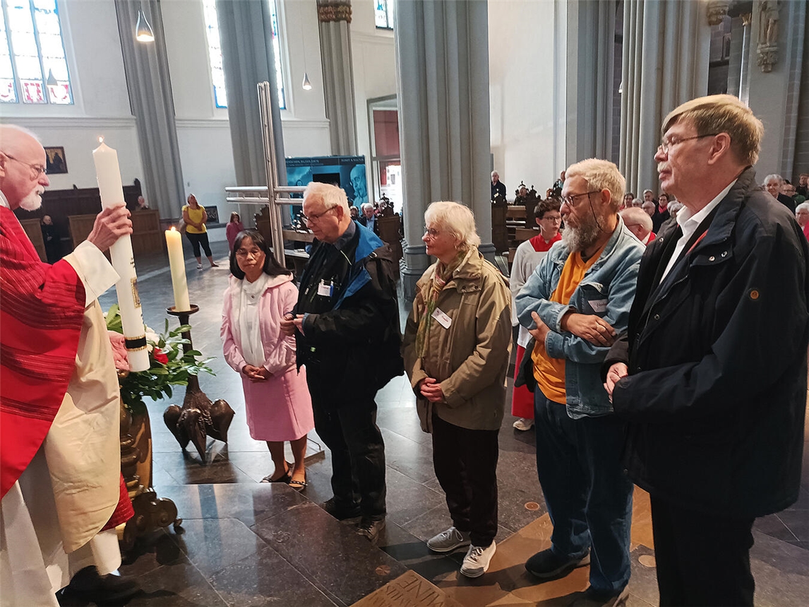 Michael Prinz, Diözesanpräses der KAB (links), überreichte den Berliner Gästen das „Licht von Xanten“ im Gottesdienst zum Gedenken an den seligen Nikolaus Groß. Foto: Ulrich Wilmes