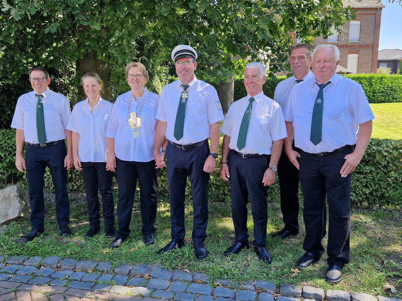 Michael Rösen, Isabella Bours, Königin Barbara Hußmann, Prinzgemahl Rainer Hußmann, Arno Czernik, Brudermeister Heinz-Josef Bühren und Klaus Pieper (v.l.) Foto: privat