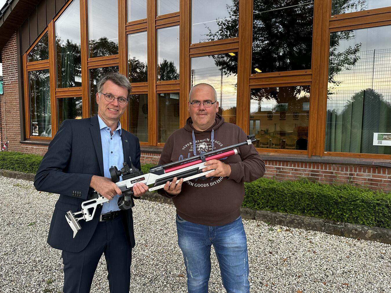 Petrus Schützengilde freut sich über Spende Michael Rütten, Geschäftsstellenleiter der Volksbank an der Niers Kevelaer (l.), übergibt symbolisch das neu angeschaffte Luftgewehr an Stefan Hoenmanns, Schießmeister der Petrus Schützengilde (r.).Foto: privat