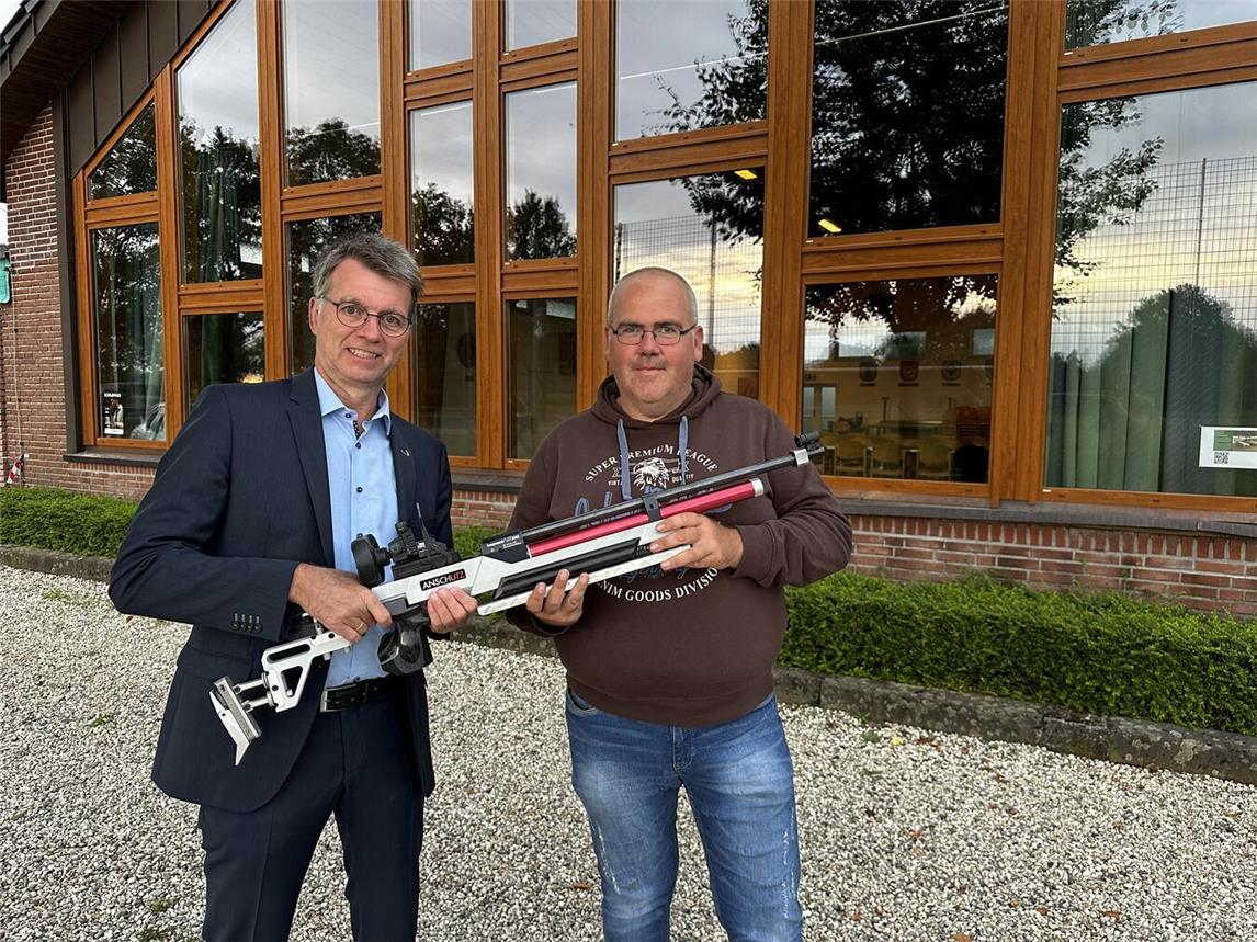 Michael Rütten, Geschäftsstellenleiter der Volksbank an der Niers Kevelaer (l.), übergibt symbolisch das neu angeschaffte Luftgewehr an Stefan Hoenmanns, Schießmeister der Petrus Schützengilde (r.).Foto: privat