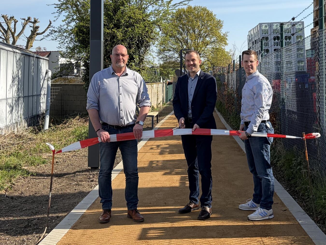 "Michael Smits, Bürgermeister Bernd Kuse und Daniel Ophey bei der Eröffnung des Baubetriebshofs in Straelen"