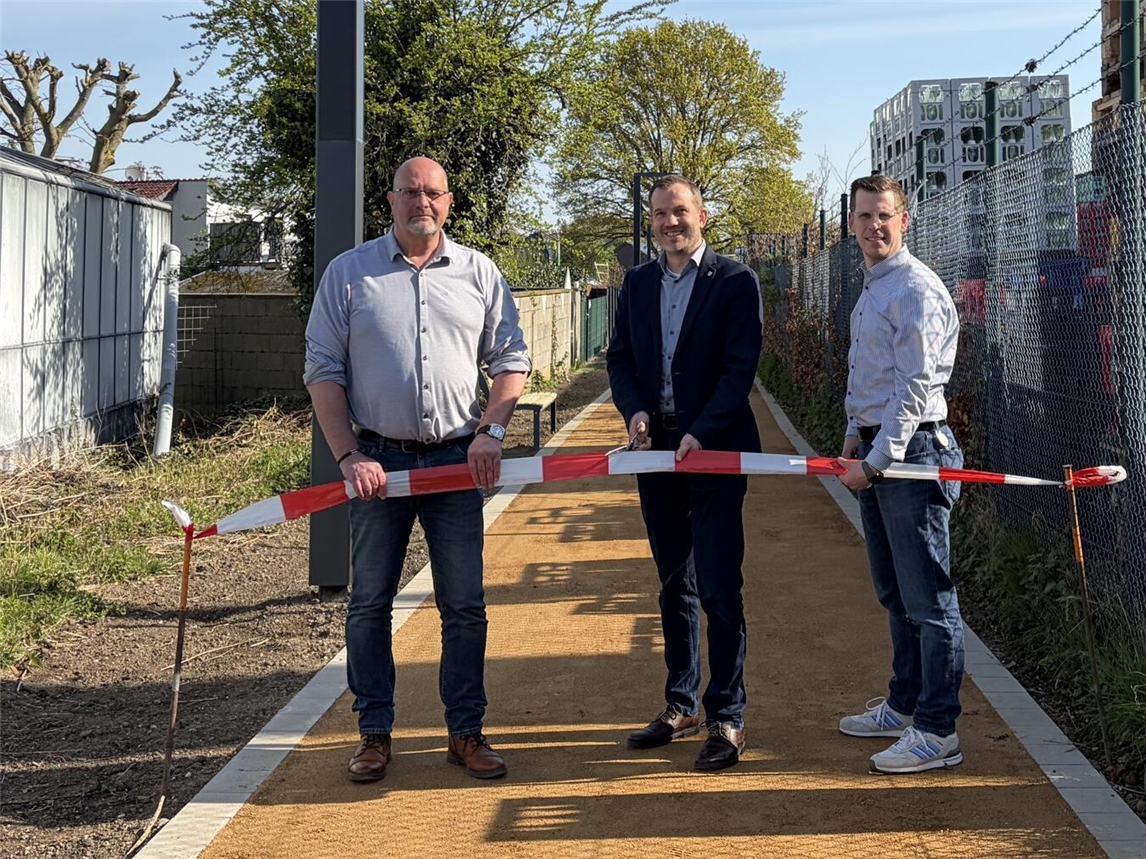"Michael Smits, Bürgermeister Bernd Kuse und Daniel Ophey bei der Eröffnung des Baubetriebshofs in Straelen"