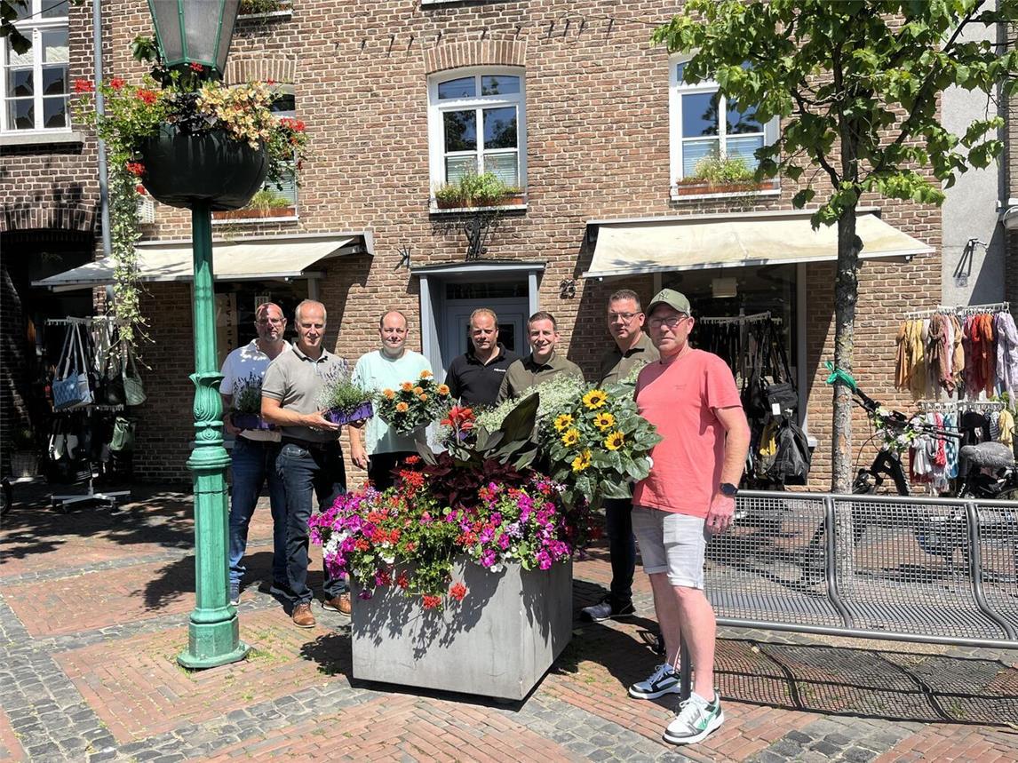 Michael Smits (Leiter des Baubetriebshofs der Stadt Straelen), Wirtschaftsförderer Uwe Bons, Lothar Berghs (Gartenbau Berghs, Straelen), Clemens Rattmann (Florensis Deutschland GmbH), Patrick Croonenbroeck und Maarten Schoneveld (Plantas Germany, Herongen) und Stefan Loy (Gartenbau Loy, Straelen, v.l.). Foto: Stadt Straelen