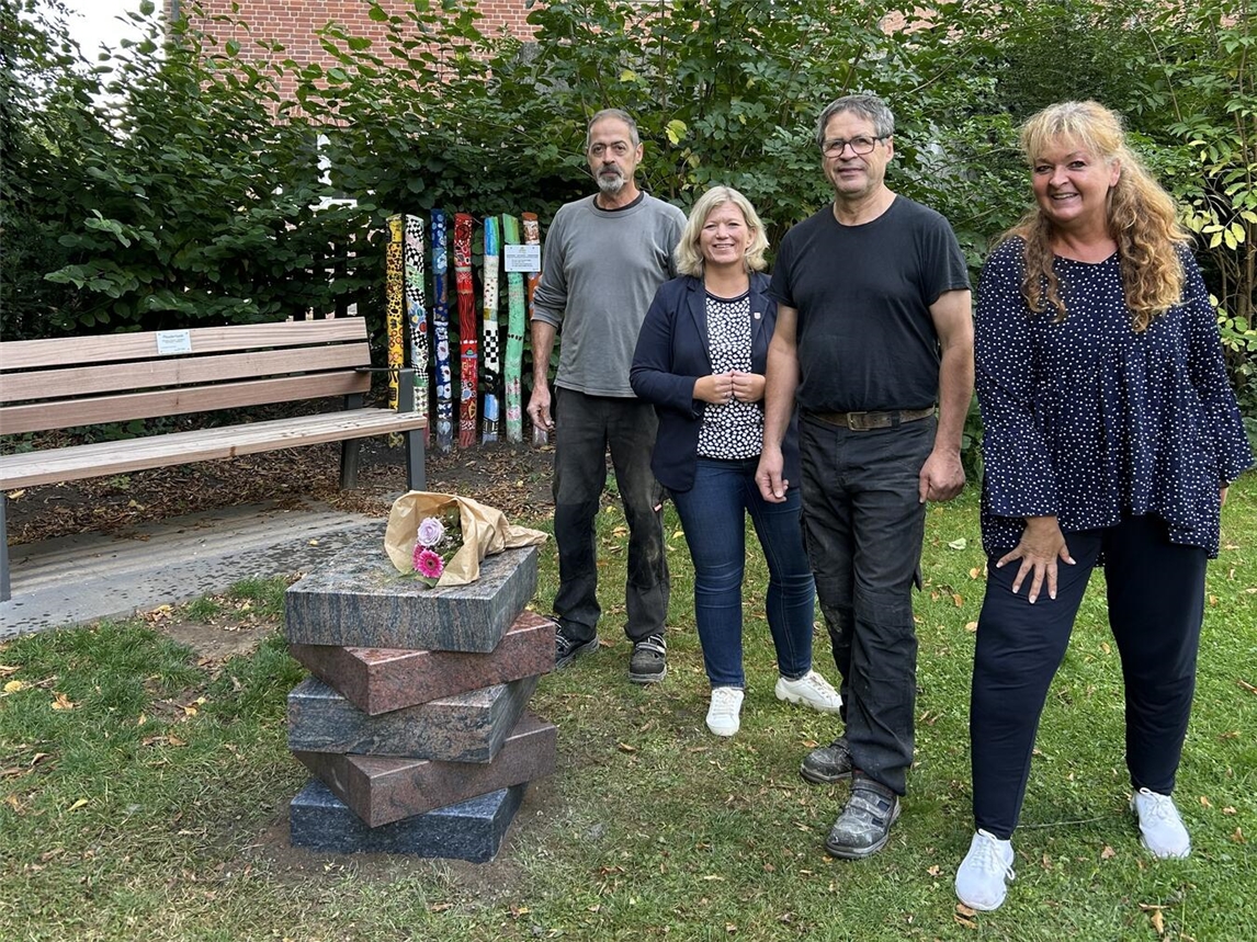 Michael und Anton Schmidt haben den Steintisch aufgebaut. Foto: Gemeinde Sonsbeck