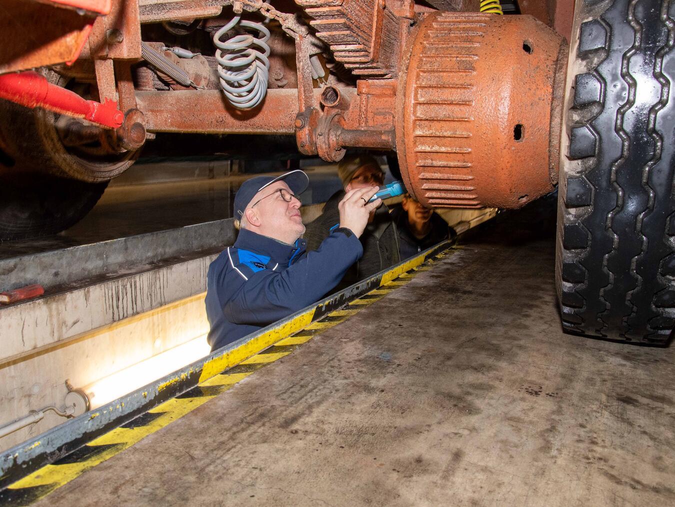 Michael van den Boom vom TÜV Nord prüft, ob die Karnevalswagen allen Sicherheitsbestimmungen entsprechen, damit sie gefahrlos am Rosenmontag durch Keppeln ziehen können.