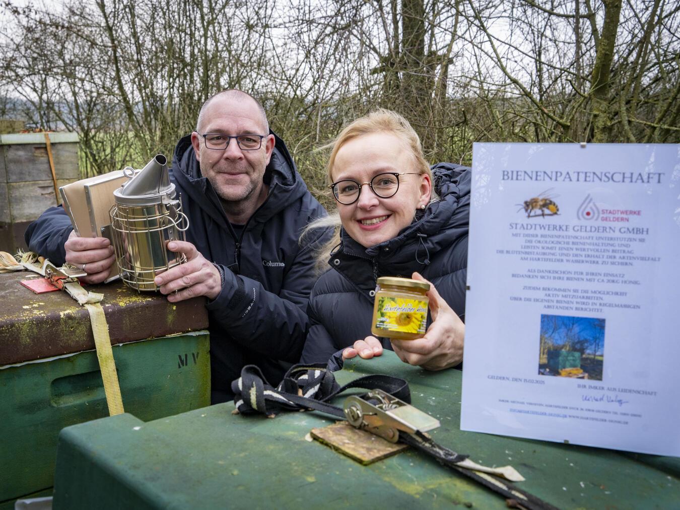 Michael Verheyen und Jennifer Strücker freuen sich über die Bienenpatenschaft. Foto: Gerhard Seybert