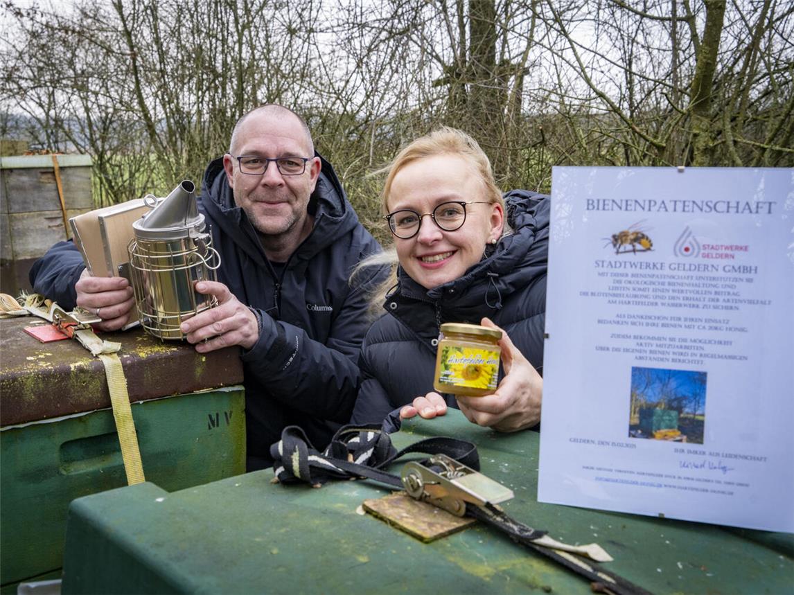 Michael Verheyen und Jennifer Strücker freuen sich über die Bienenpatenschaft. Foto: Gerhard Seybert