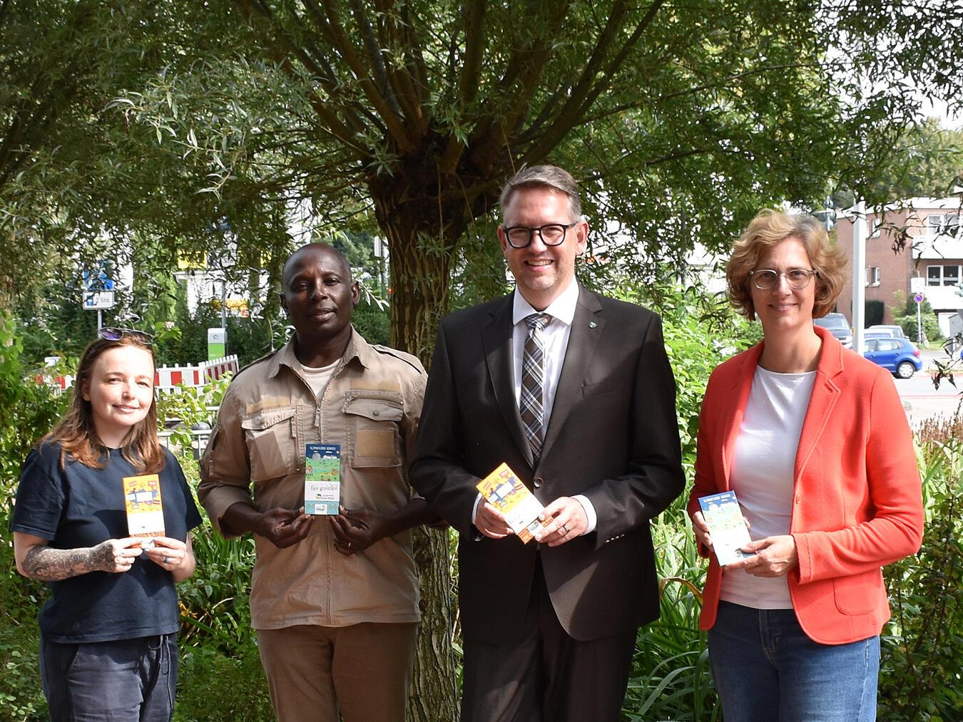 Michelle Westermann (Eine Welt-Promotorin für den linken Niederrhein), Yayrator Glover (Gründer der Kakaokooperative Yayra Glover aus Ghana), Landrat Ingo Brohl und Catrin Siebert (v.l.) von der Fachstelle Europa und nachhaltige Kreisentwicklung. Foto: Kreis Wesel