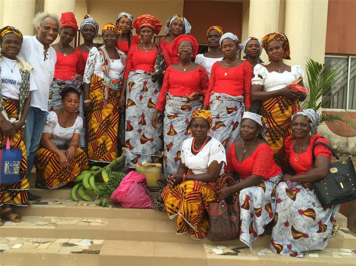 Mike Chukwuma mit nigerianischen Dorffrauen. Foto: privat