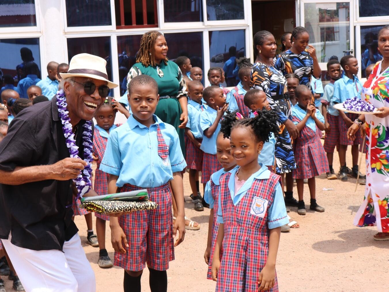 Mike Chukwuma überbringt die freudige Nachricht, dass das Fairtrade-Team des Stiftsgymnasiums zwei Ledernähmaschinen und zwei Lederschleifmaschinen durch Spenden finanziert. Foto: privat