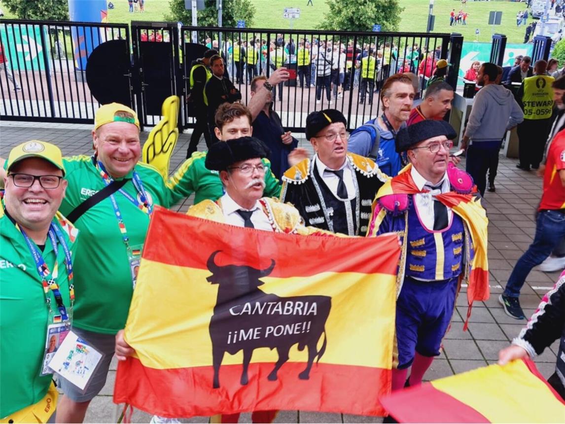 Mike Kartheuser (l.) und Edgar Grunert (2.v.l.) mit spanischen Fans vor dem Anpfiff des EM-Spiels zwischen Spanien und Italien in Gelsenkirchen. Foto: privat
