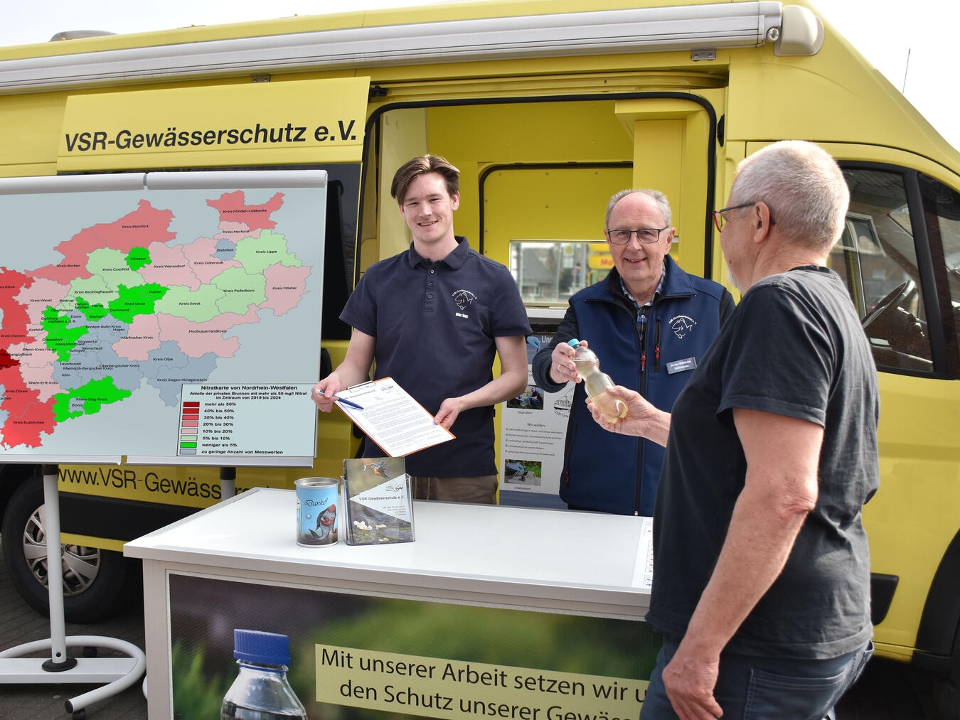 "Milan Toups und Heinz-Wilhelm Hülsmans nehmen Bürgerproben entgegen, Foto von Ruben Wiltsch"