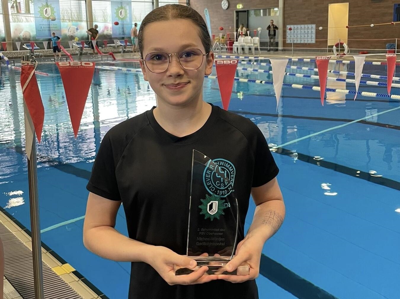 "Milena Setla mit Michael-Müntjes-Gedächtnispokal, CSV Kleve, 2013, Siegerin, Trophäe, junge Gewinnerin"