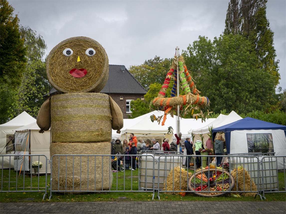 "Vorbereitung Kartoffelfest Millingen Erntedank, Menschen bei Festvorbereitungen, NN-Foto: Gerhard Seybert"