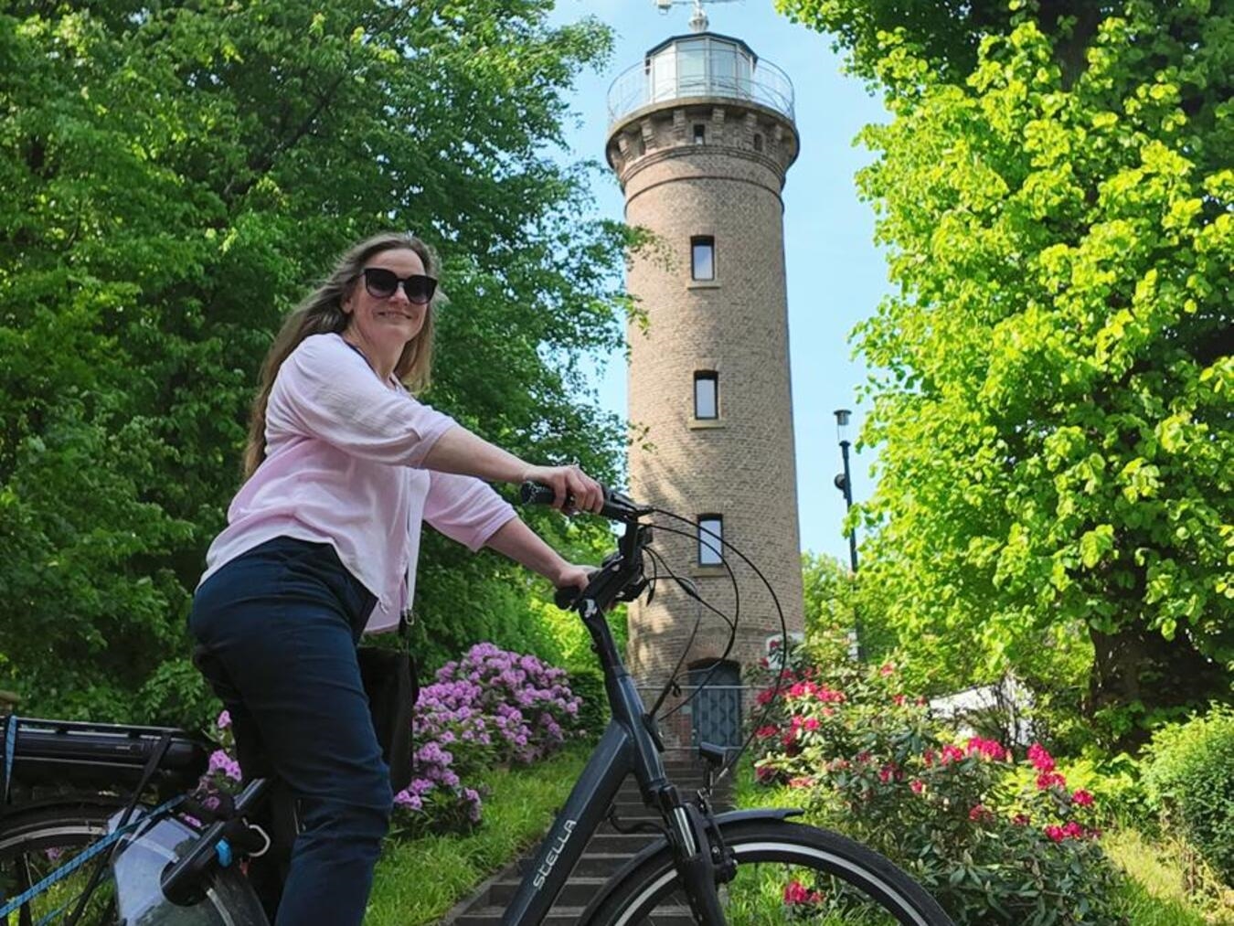 "Mina van Lutterveld am Klever Aussichtsturm mit Panoramablick, Sehenswürdigkeit in Kleve, Foto von WTM."